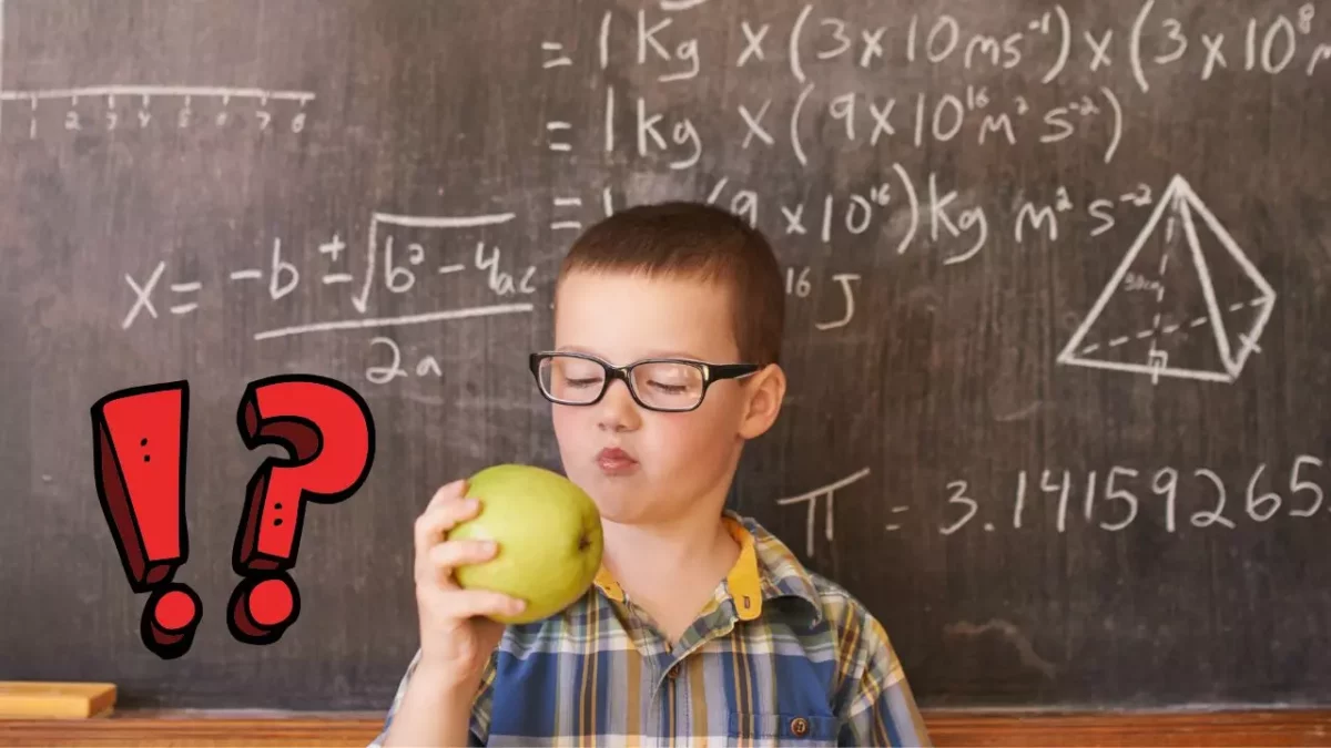 Chlapec v triede s jablkom v ruke, v pozadí tabuľa s matematickými vzorcami a textom !?.