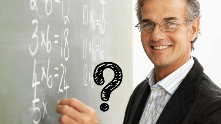 Učiteľ píše násobenie na tabuľu s otáznikom v popredí. Výučba matematiky a záhady vzdelávania.