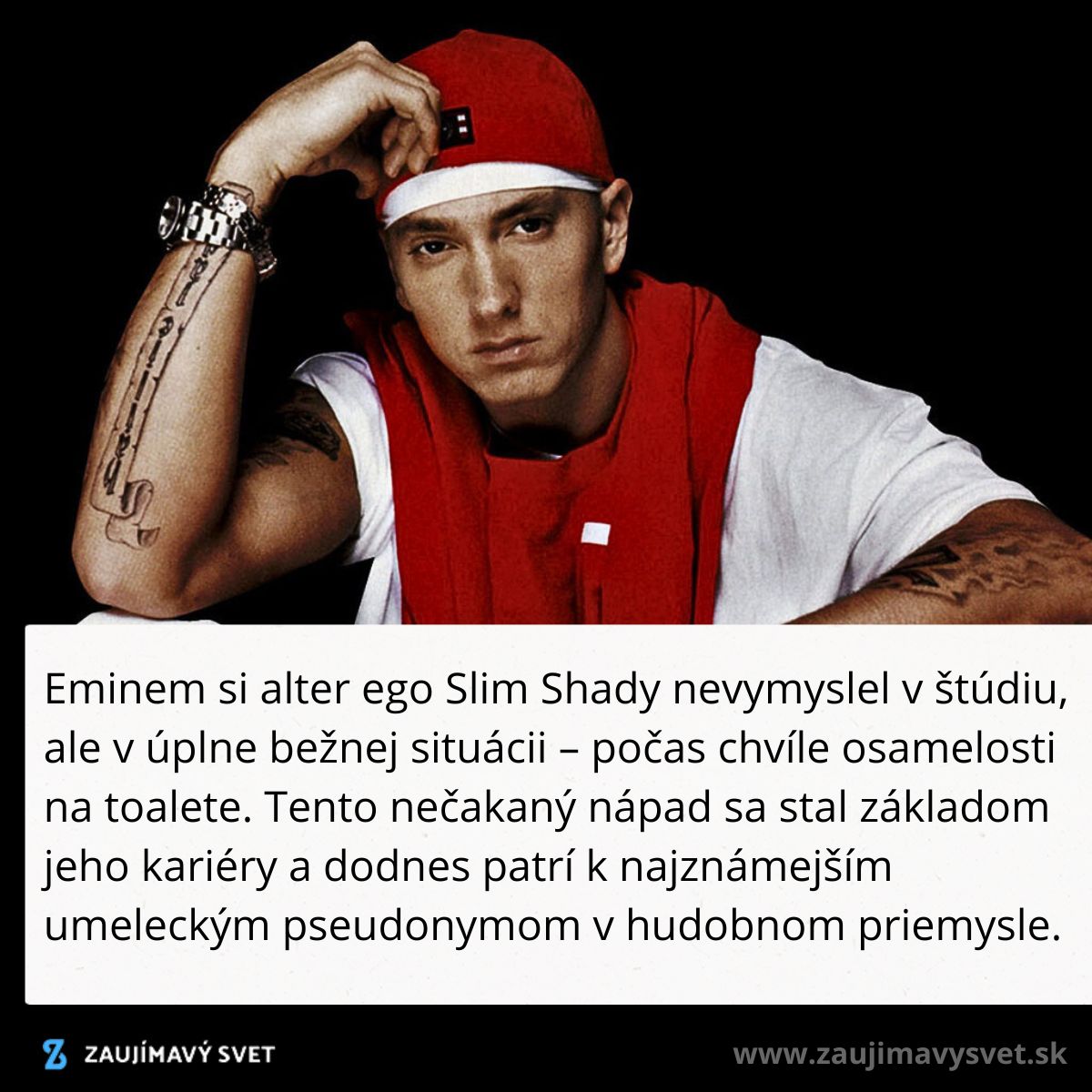 Muž v červenej čiapke a tričku so sklonenou hlavou, opierajúc sa rukou o tvár, s viditeľným tetovaním na ramene.