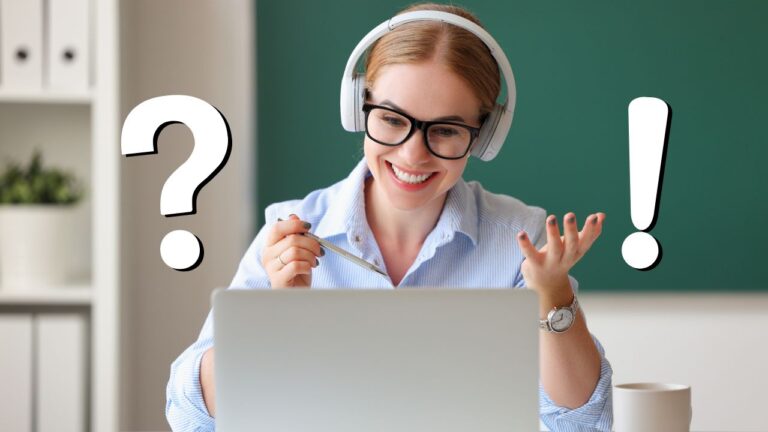Žena s okuliarmi a slúchadlami sa pýta pri počítači, usmieva sa, sústredená v diskusii online.