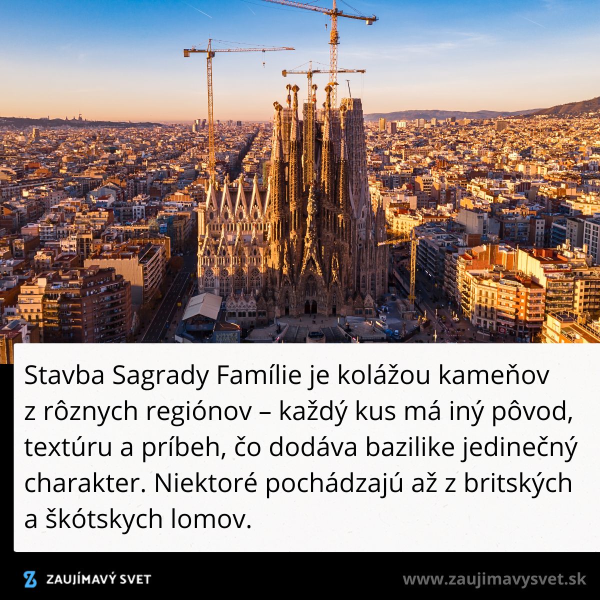 Letecký pohľad na Sagradu Família v Barcelone obklopenú mestskou panorámou počas stavby za súmraku.