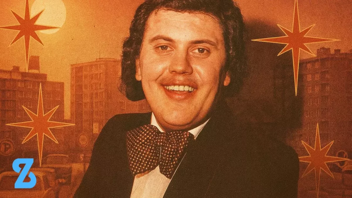 Karol Duchoň v dobovom oblečení s motýlikom, úsmev, retro pozadie s hviezdami a budovami.