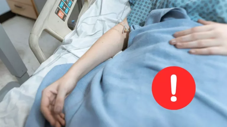 Pacient s infúziou leží v nemocničnej posteli, zvýraznený červený výstražný symbol.
