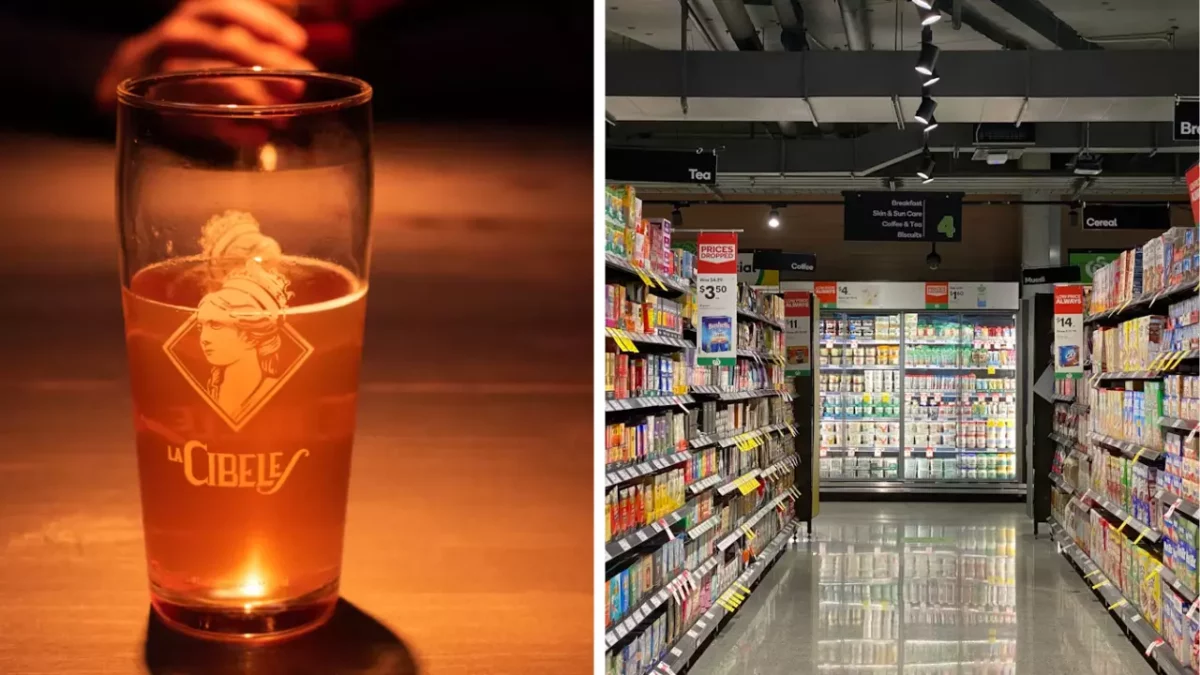 Pohár svetlého piva na stole vľavo; regály s potravinami v supermarkete vpravo.