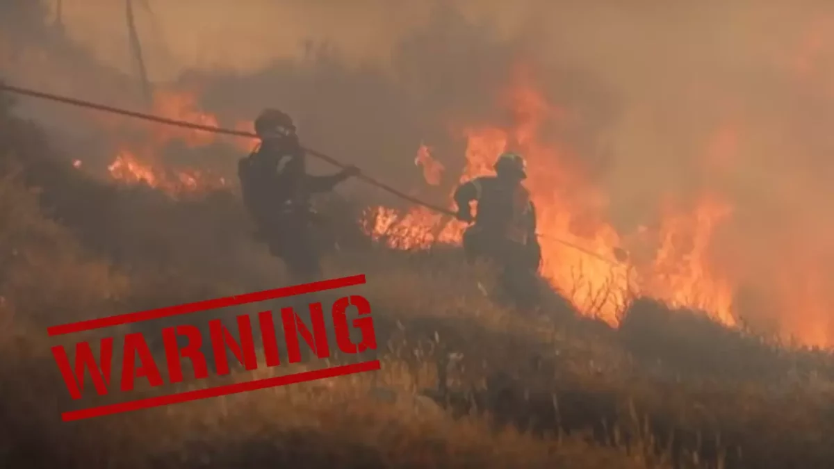 Hasiči bojujú s lesným požiarom, výrazné plamene a dym, varovanie pred nebezpečenstvom.