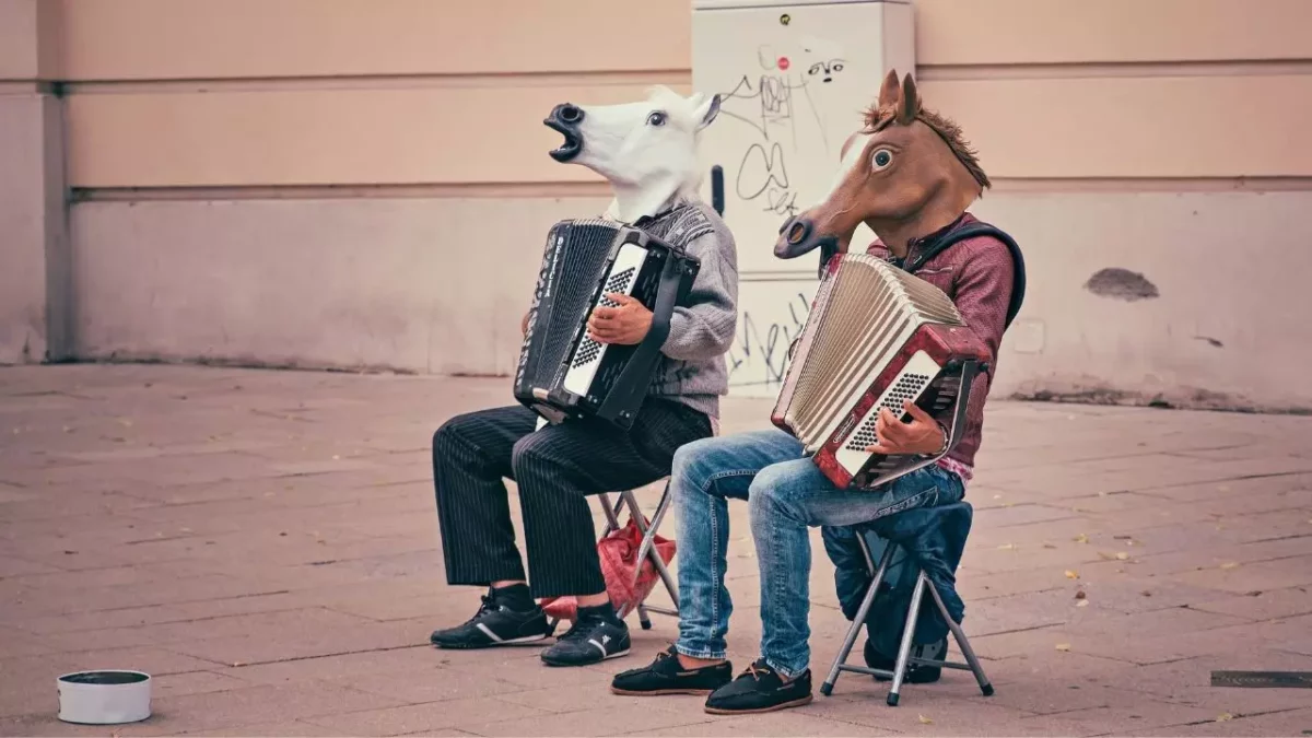 Pouliční muzikanti s maskami zvierat hrajú na akordeóny na pešej zóne.