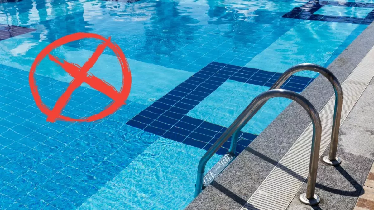 Bazén so zábradlím a červeným krížom signalizujúcim zákaz kúpania.