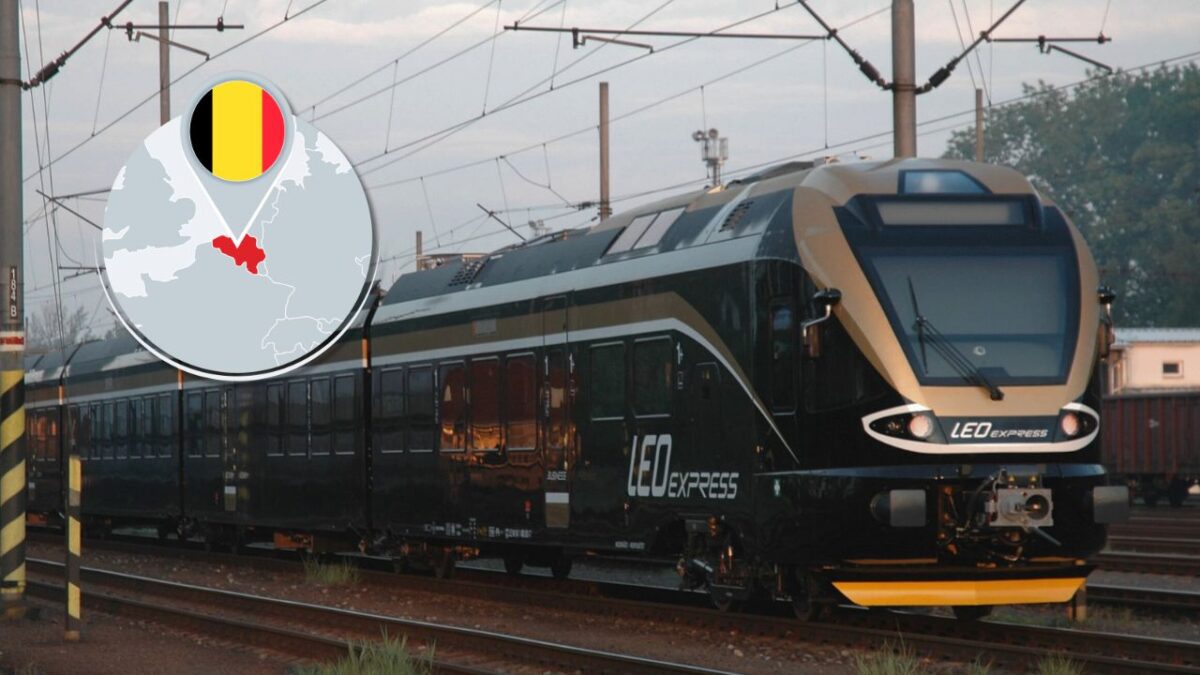 Moderný vlak Leo Express na trati s mapou Belgicka na pozadí, elektrické vedenie na oblohe.