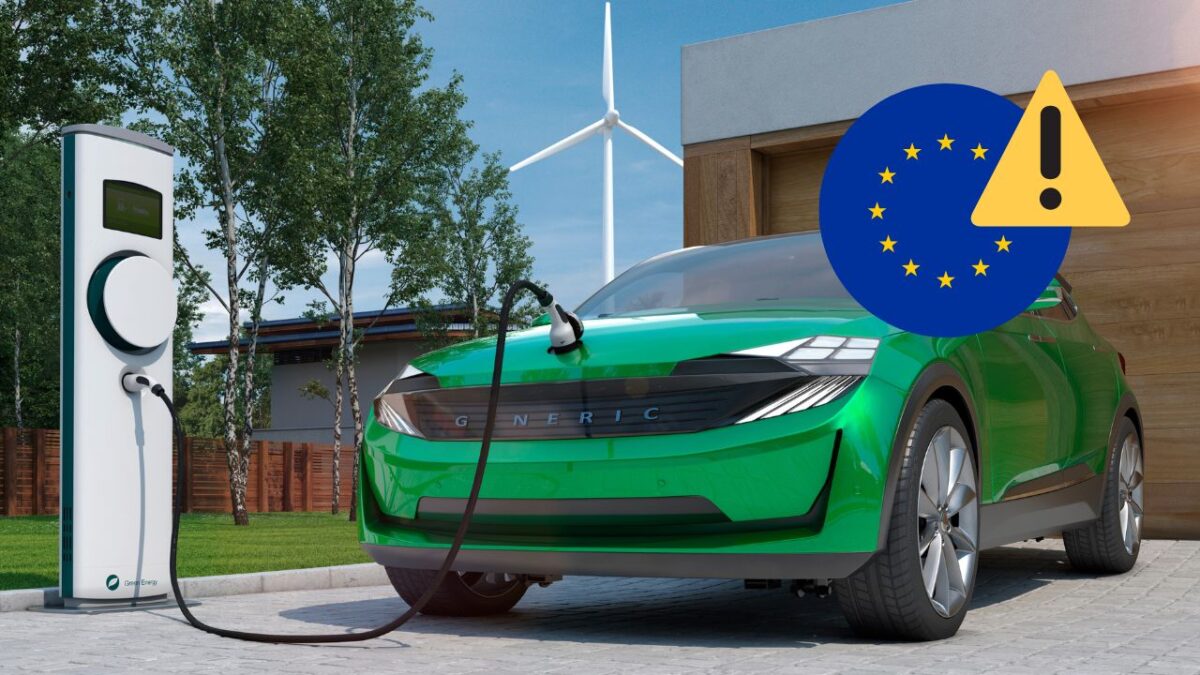 Zelené auto na nabíjačke s veternou turbínou v pozadí, Európska únia upozornenie.