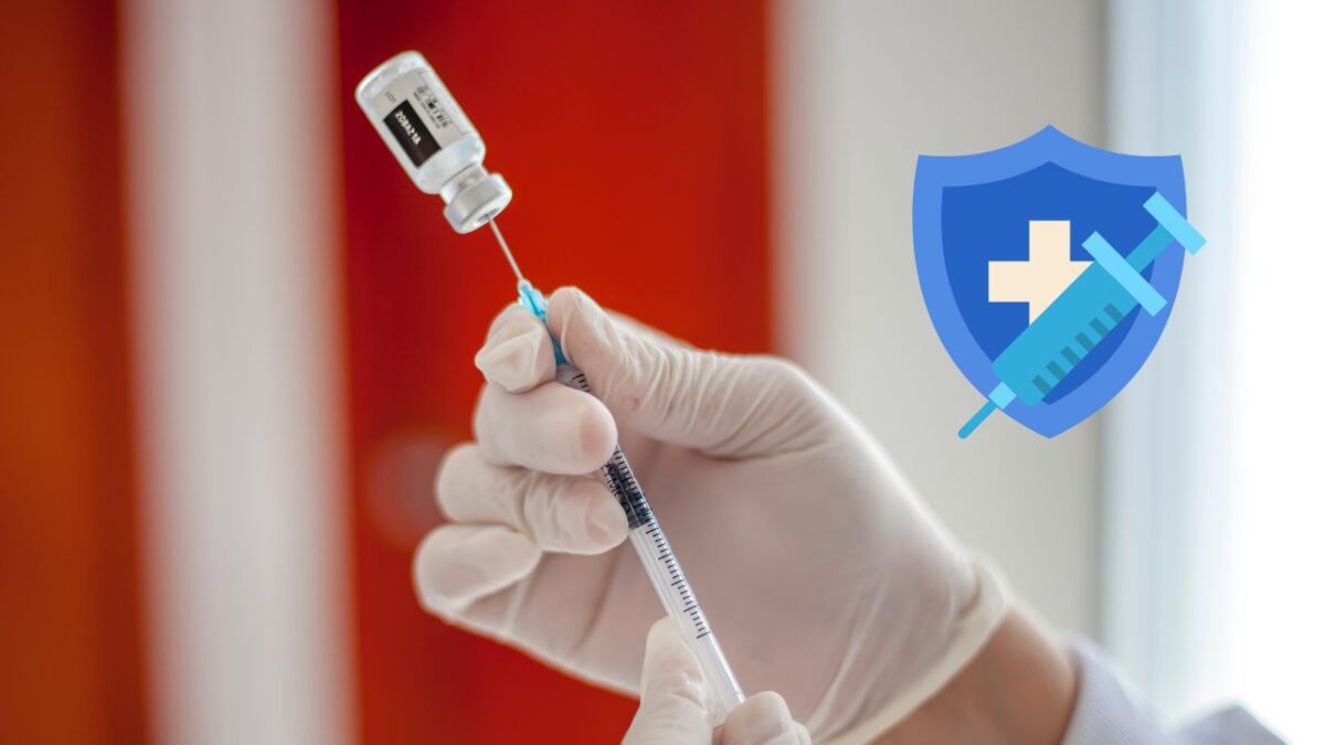 Ruka v rukavici drží injekčnú striekačku a ampulku. Vedľa je piktogram štítu s ihlou.