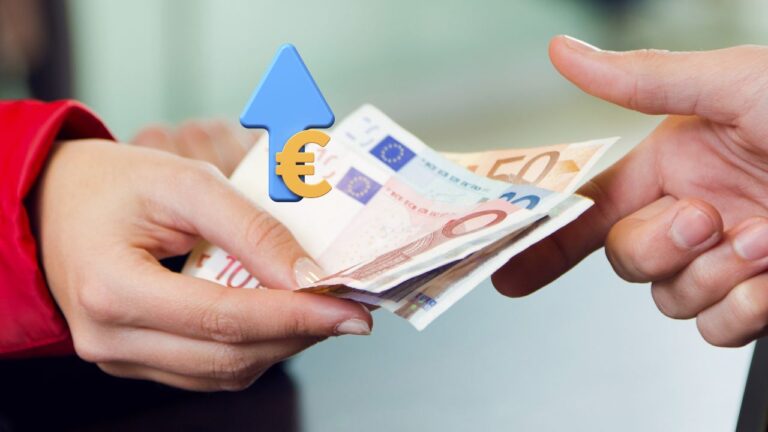Ruka s euro bankovkami symbolizuje rast cien alebo infláciu v eurozóne. Eurový symbol s modrou šípkou nahor.