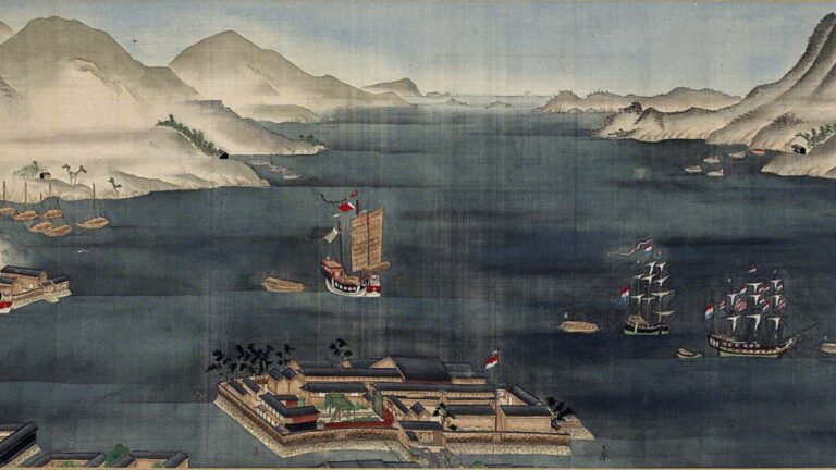 Tradičná lodná doprava na japonskom pobreží s horami v pozadí, historická maľba námorného prístavu.