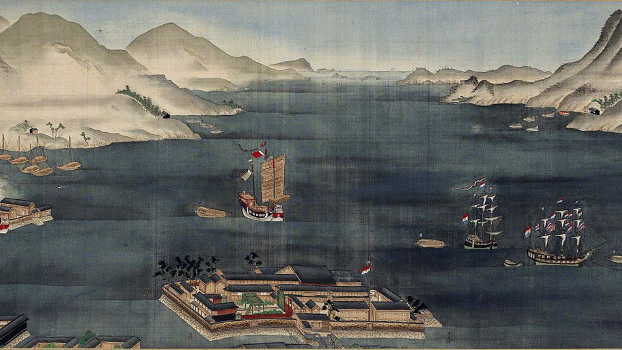 Tradičná lodná doprava na japonskom pobreží s horami v pozadí, historická maľba námorného prístavu.