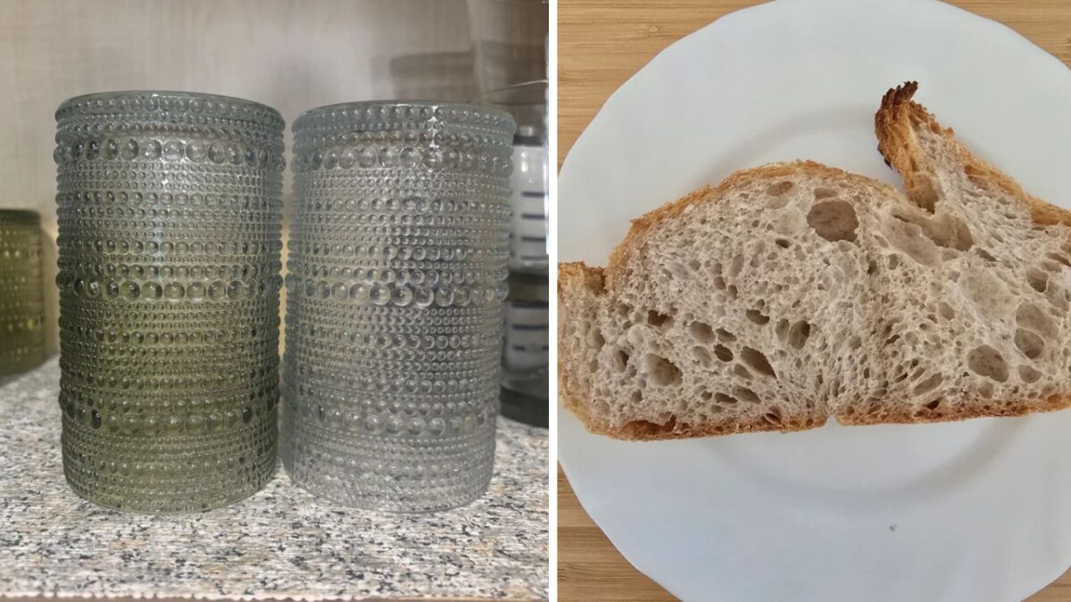 Dve sklenené poháre na poličke a krajíc chleba na bielej miske.