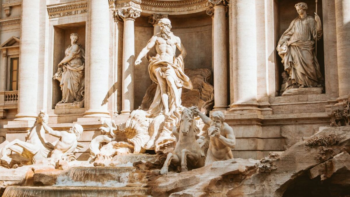 Fontána di Trevi v Ríme: detailné mramorové sochy v historickej stavbe zachytené na dennom svetle.