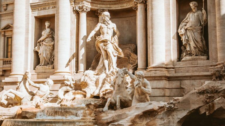 Fontána di Trevi v Ríme: detailné mramorové sochy v historickej stavbe zachytené na dennom svetle.