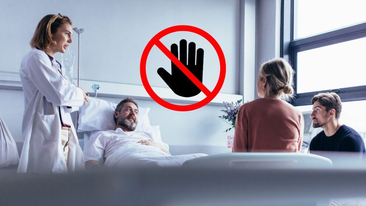 Rodina navštevuje pacienta v nemocnici, pri posteli diskusia s lekárkou, symbol zákazu rušenia.