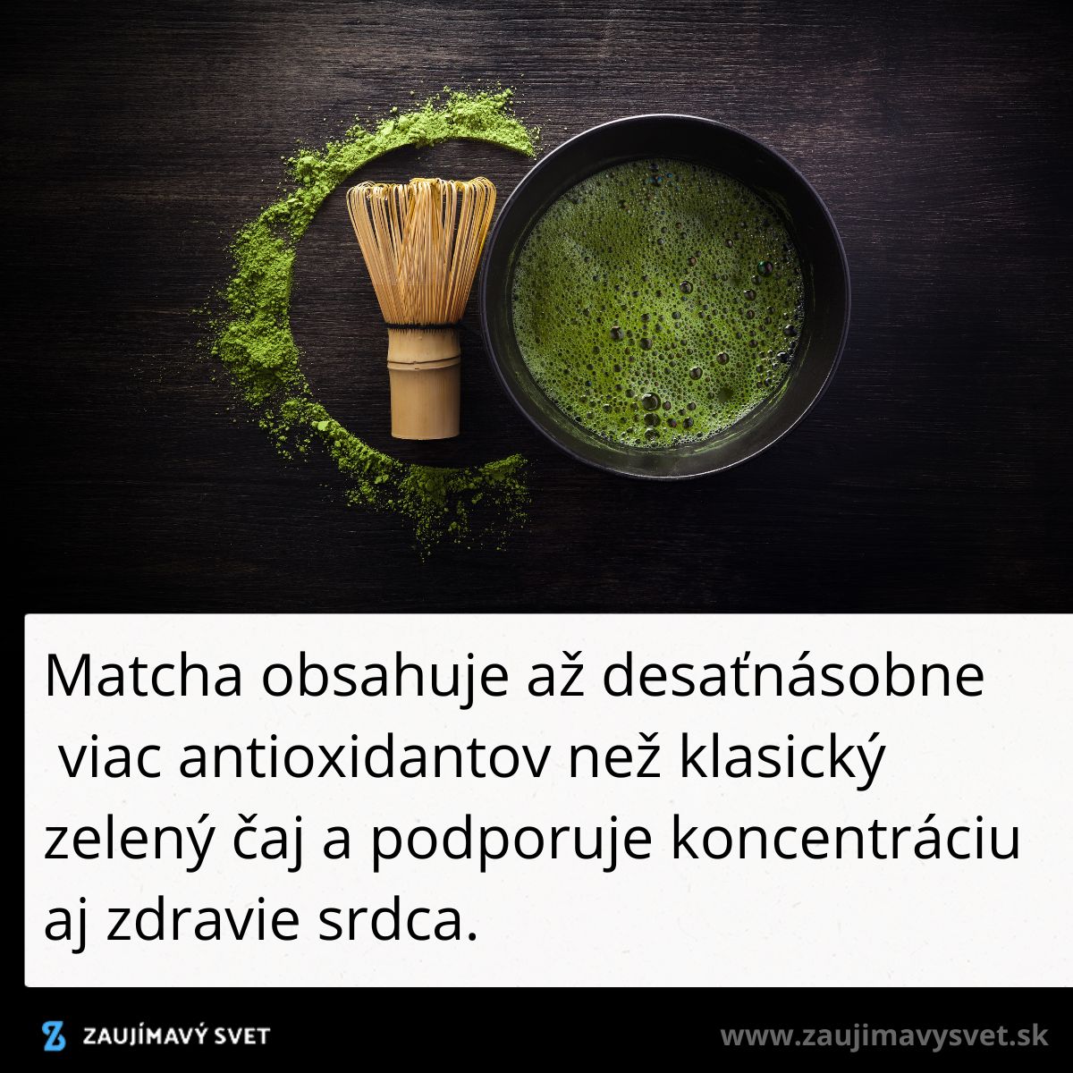 Zelený čaj matcha s bambusovou metličkou na tmavom stole, bohatý na antioxidanty a podporujúci zdravie.