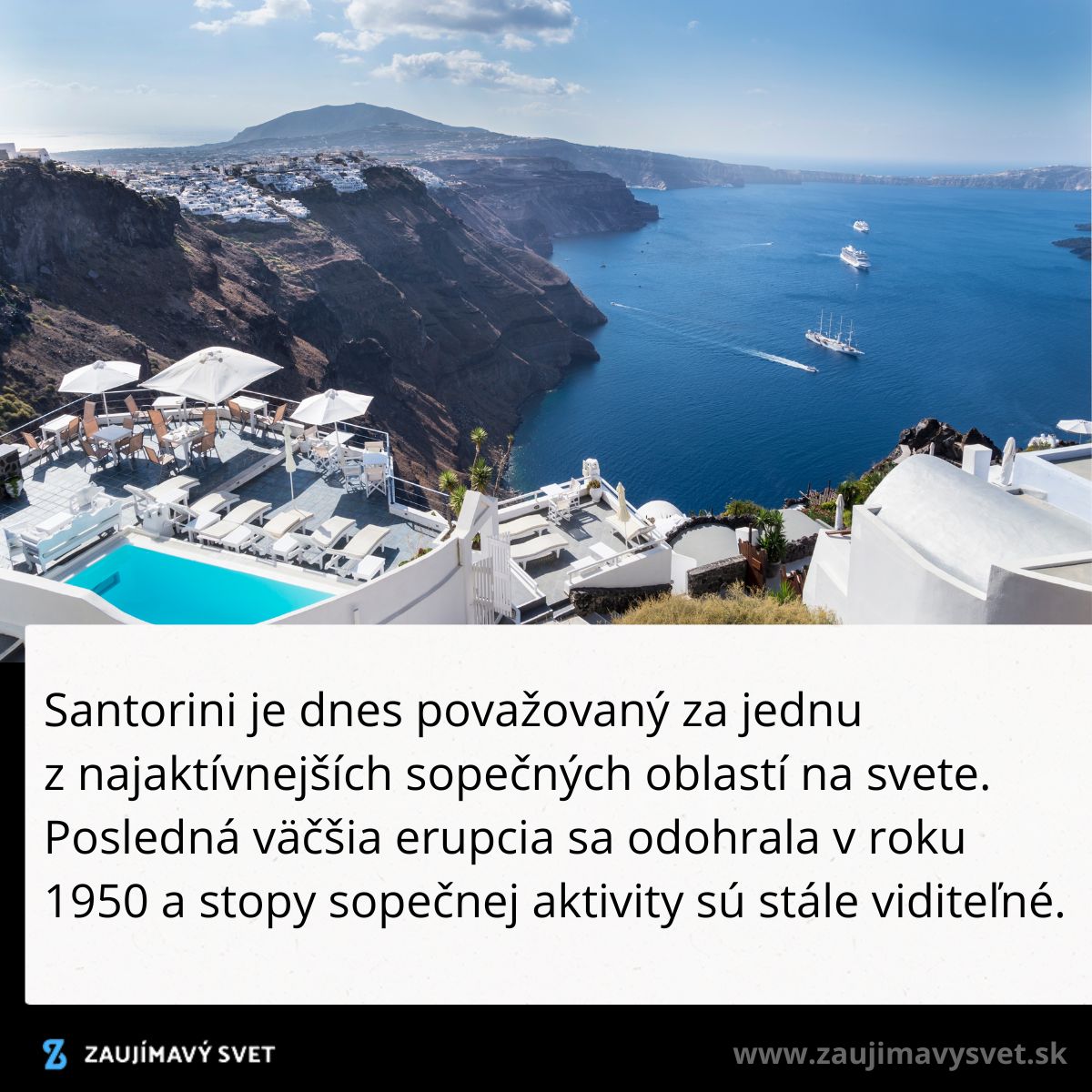 Výhľad na Santorini s bielymi budovami, bazénom a modrým Egejským morom pod azúrovou oblohou.