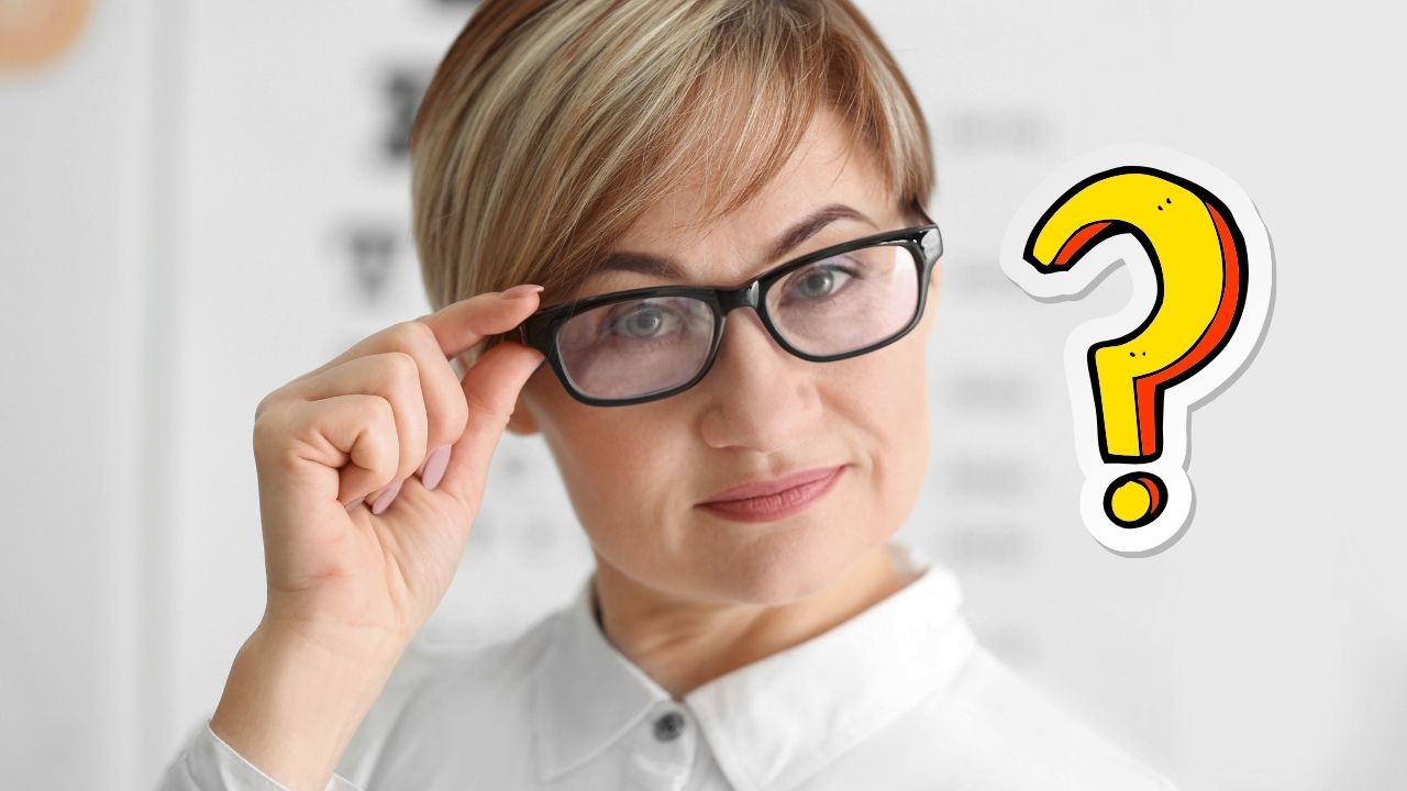 Žena v okuliaroch premýšľa s otáznikom v pozadí, symbolizujúcim zvedavosť a hľadanie odpovedí.