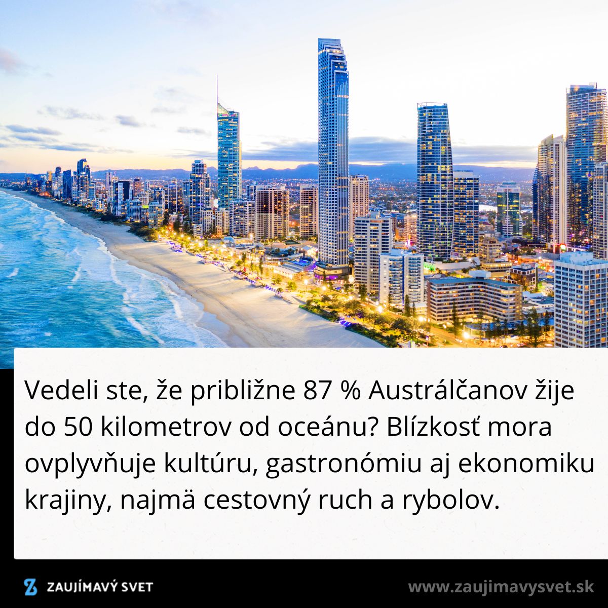 Pobrežné mesto s modernými mrakodrapmi a plážou pri východe slnka v Austrálii.
