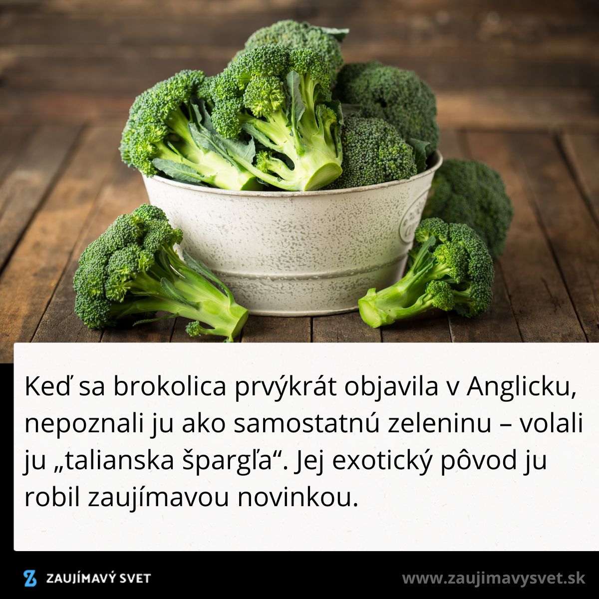 Miska čerstvej brokolice na drevenom stole, historicky známa ako talianska špargľa v Anglicku.