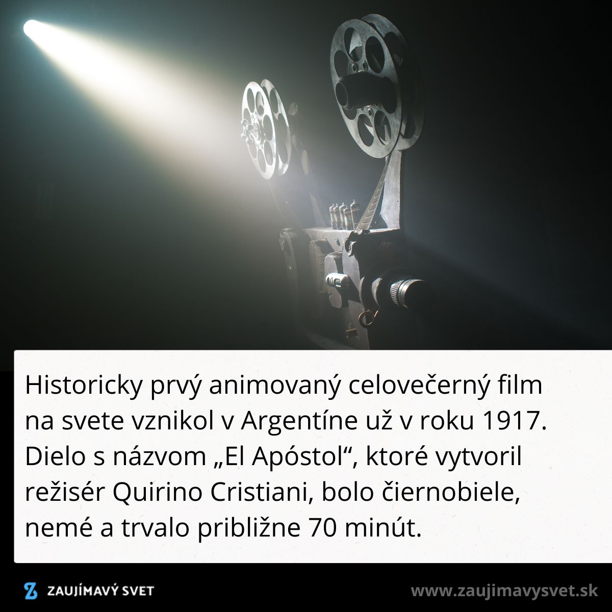 Starý filmový projektor na historickom mieste s textom o prvej animovanej snímke El Apóstol z roku 1917.