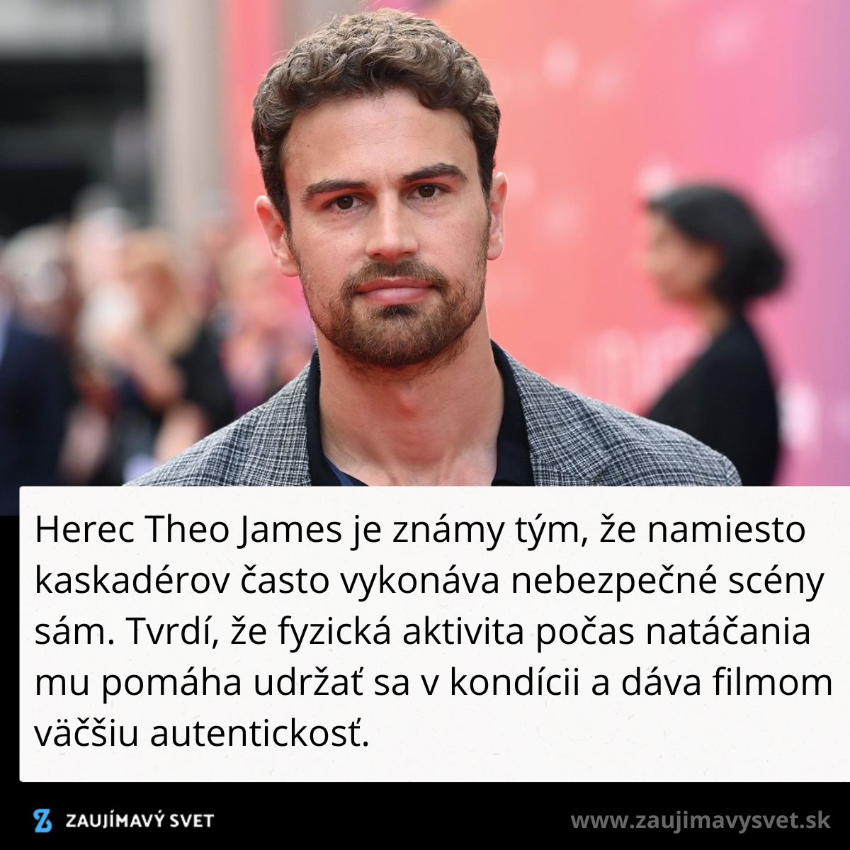 Herec na červenom koberci počas filmového festivalu, formálne oblečený s výrazom sebavedomia.