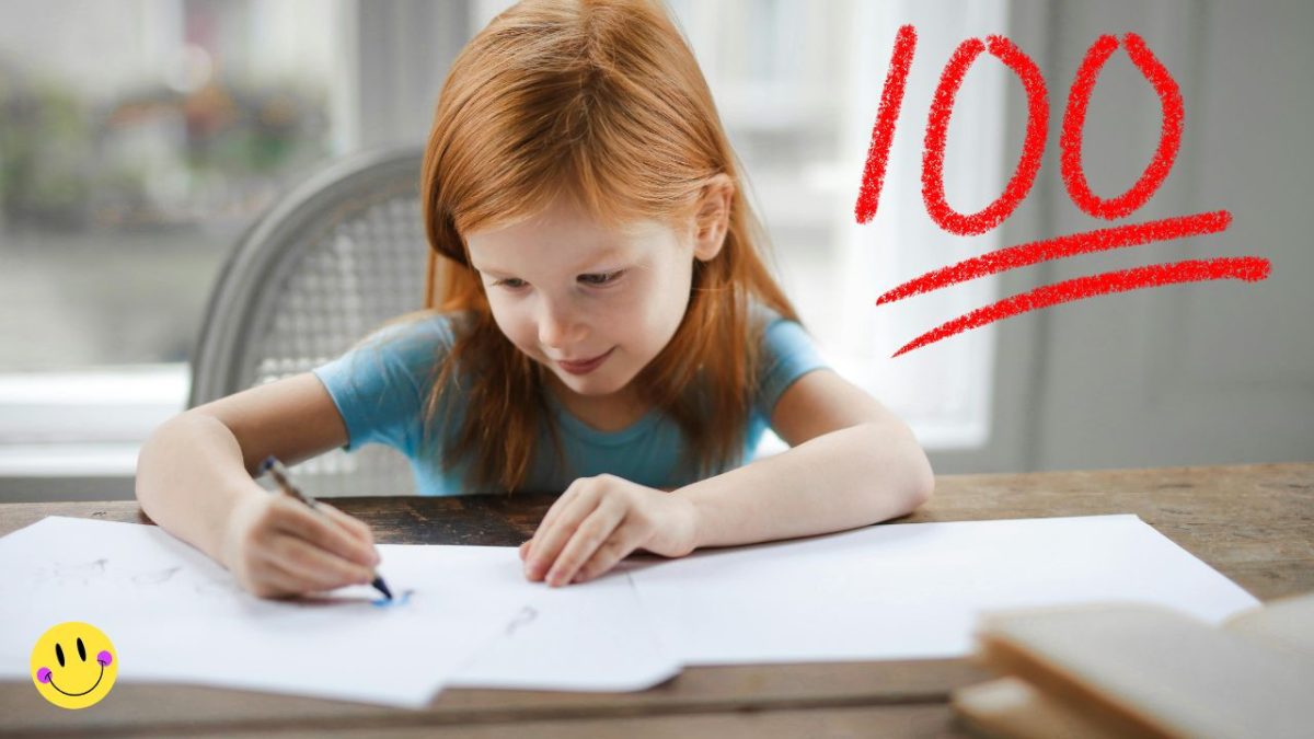 Dievča kreslí na papier, vedľa je červená číslica 100 a smajlík, symbolizujú úspech a radosť z tvorby.