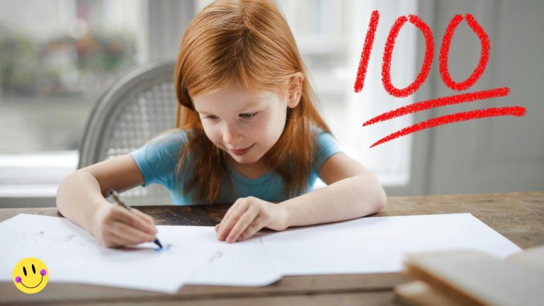 Dievča kreslí na papier, vedľa je červená číslica 100 a smajlík, symbolizujú úspech a radosť z tvorby.