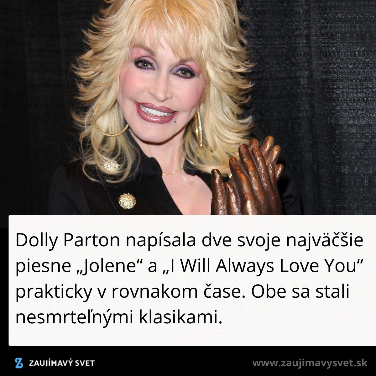 Žena s blond vlasmi a sochou, usmievajúca sa na pódiu. Text o tvorbe hudobných klasík v rovnakom čase.