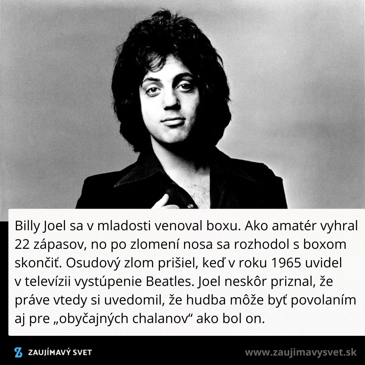 Čierno-biela fotka muža v tmavom oblečení. Historický portrét s textom o jeho boxerskej minulosti.