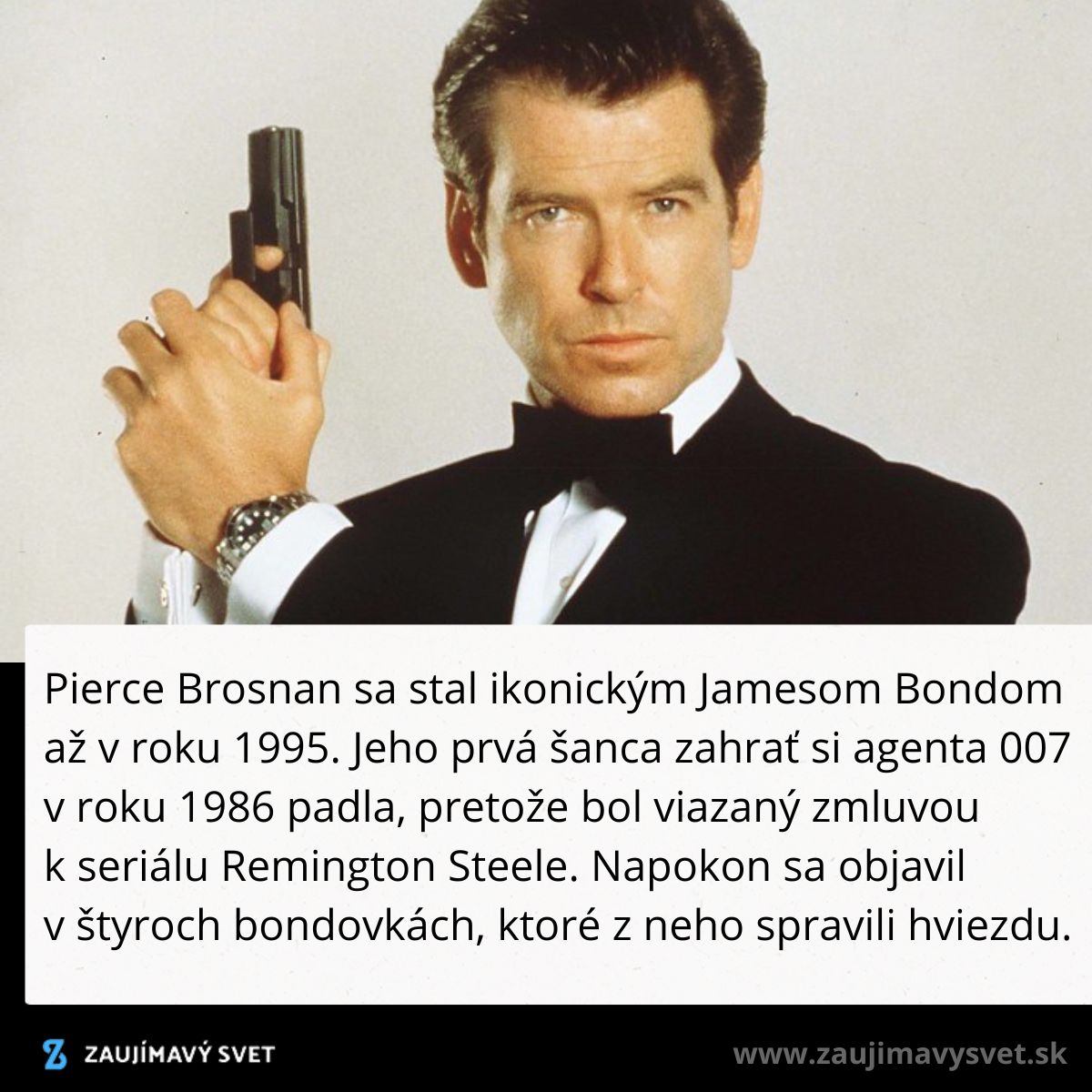 Muž v smokingu drží zbraň vo filmovej scéne s dramatickým výrazom.