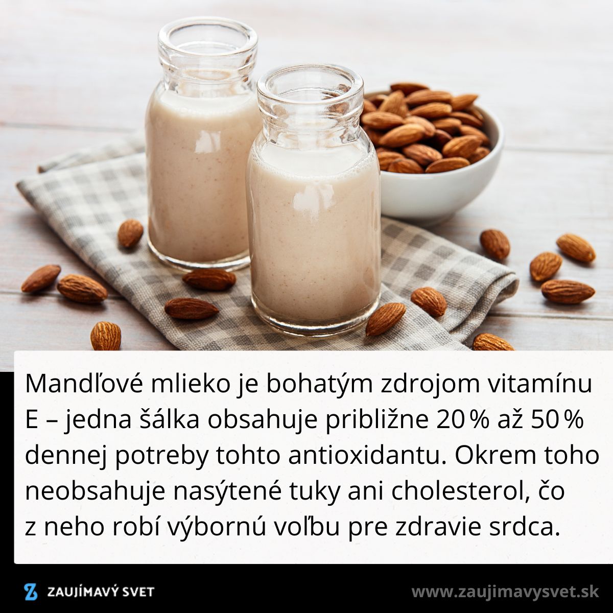 Dve sklenené fľaše s mandľovým mliekom, vedľa misky s mandľami na kockovanej utierke.