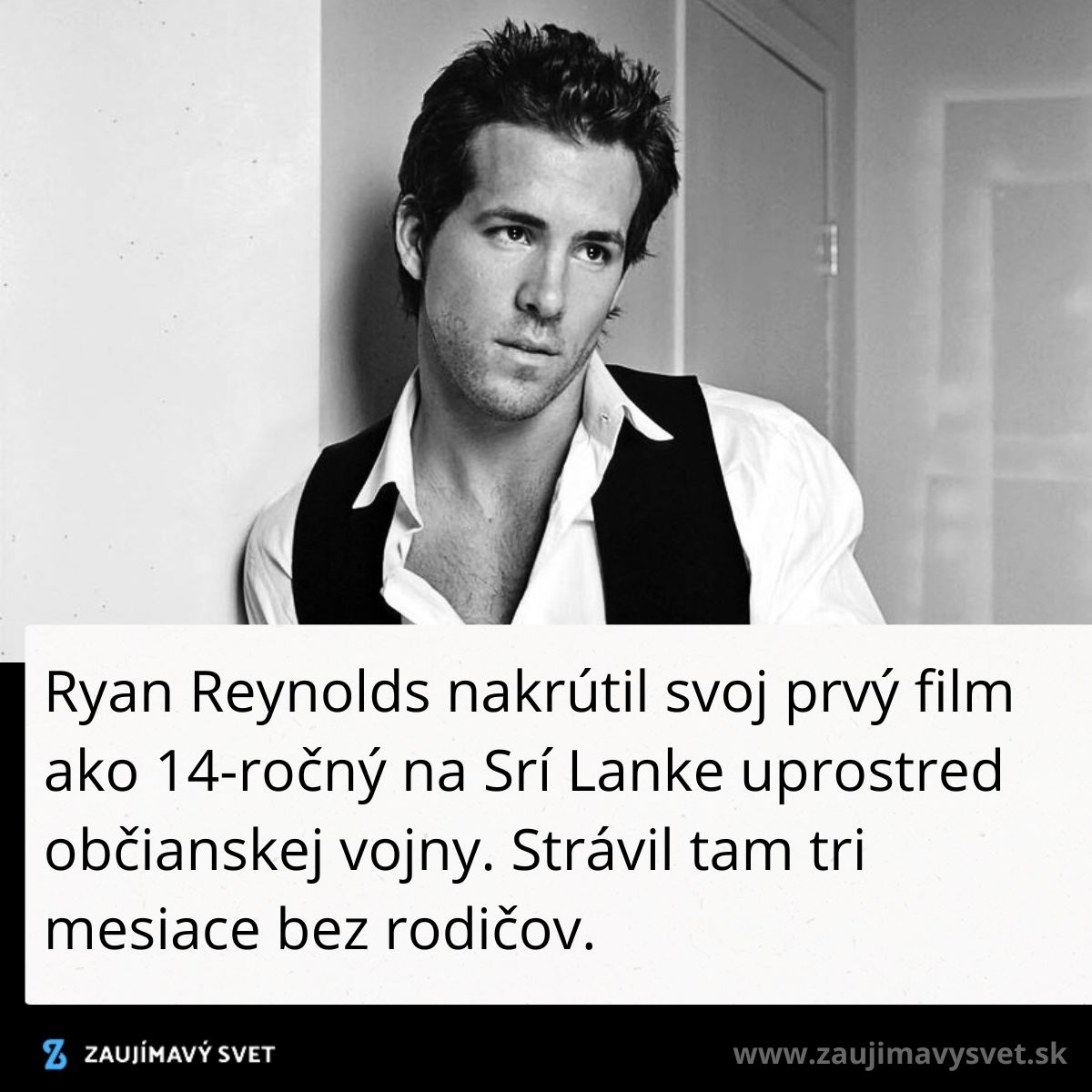 Here's an SEO-friendly alt text in Slovak for the image:Mladý muž v čiernej veste a bielej košeli stojí pri stene a premýšľa.