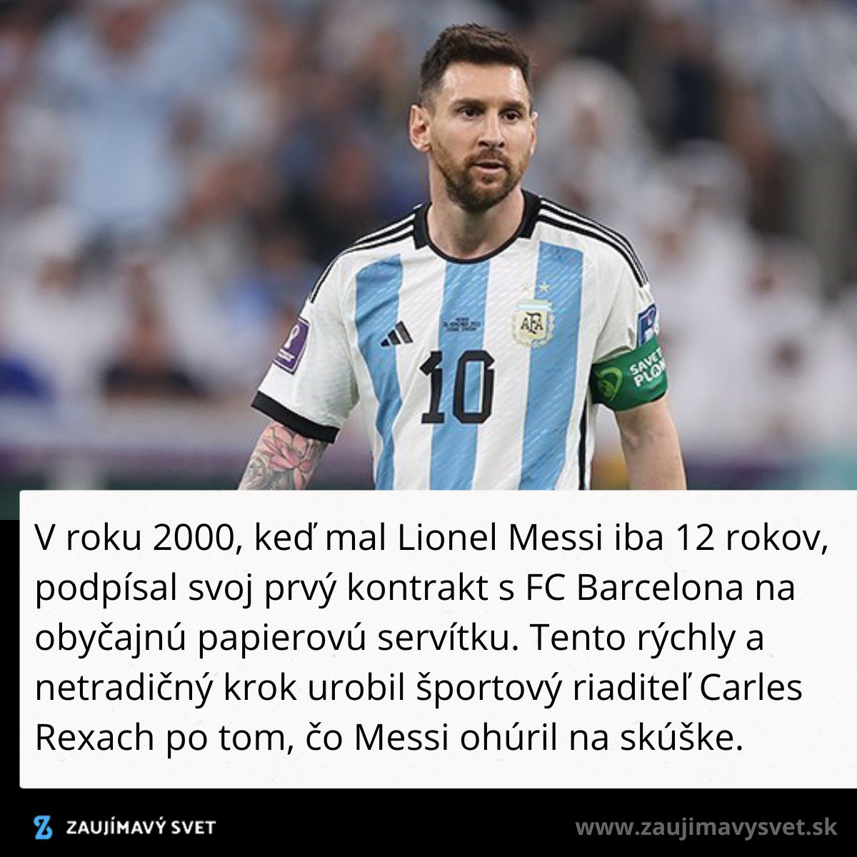 Futbalista v modrobielom drese počas zápasu s kapitánskou páskou na ruke.