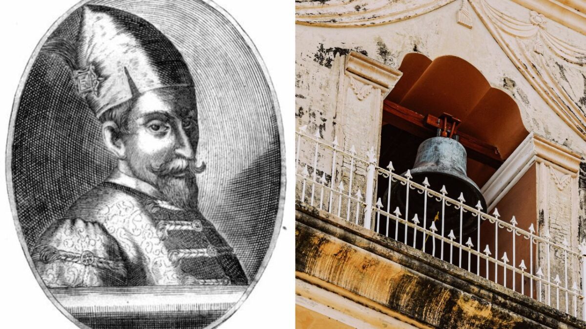 Portrét muža v renesančnom odeve vedľa historického kostolného zvonu vo výklenku.