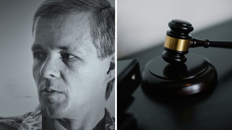 Portrét muža vedľa sudcovského kladiva na stole, symbolizujúci spravodlivosť.