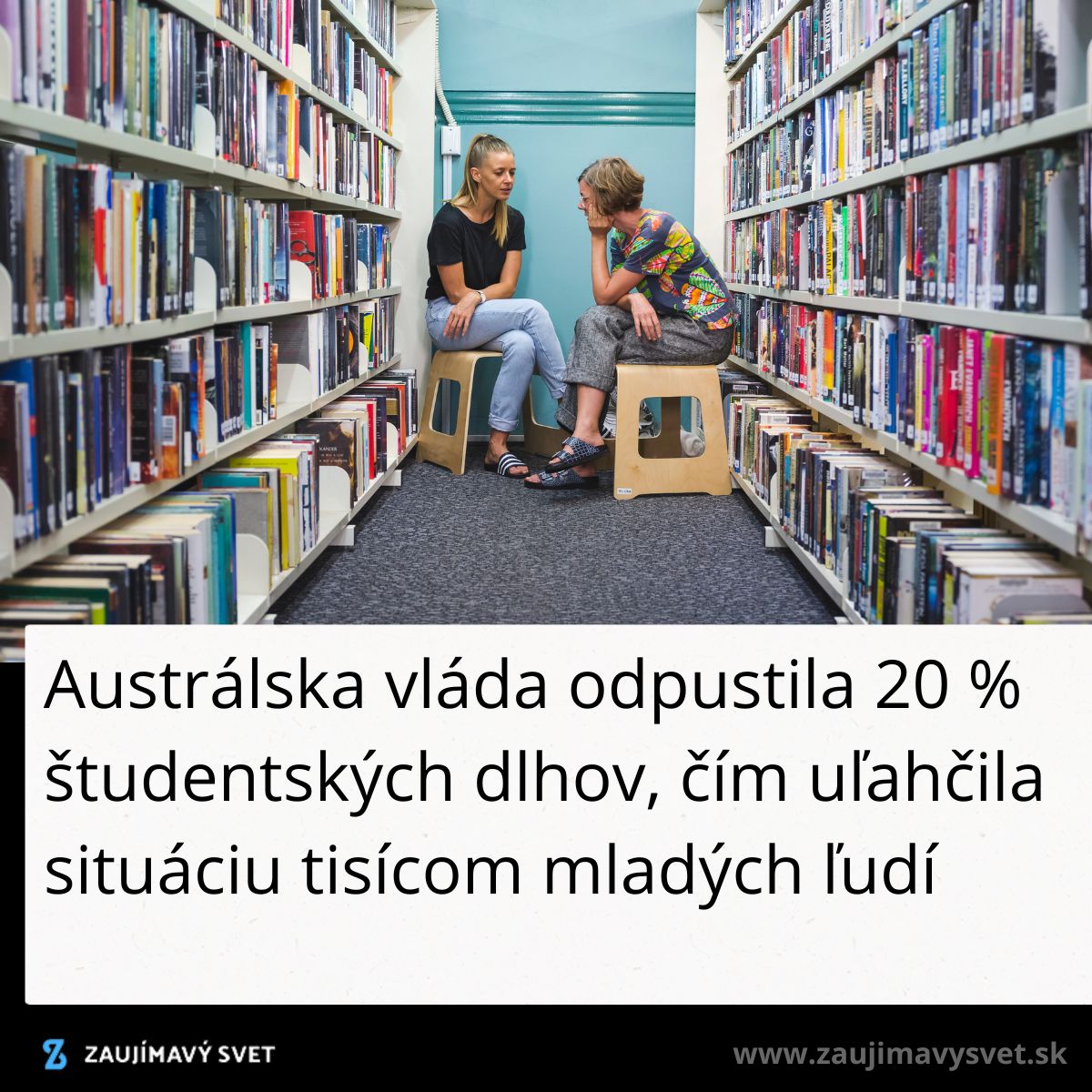 Dve ženy sedia v knižnici medzi policami plnými kníh a vedú rozhovor.