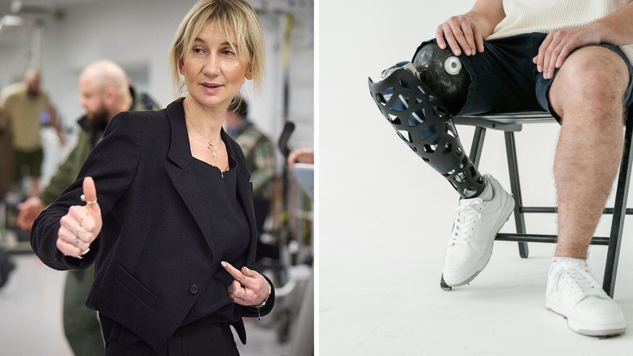Žena ukazuje gesto, vedľa nej muž s modernou protézou nohy sedí na stoličke v bielej miestnosti.