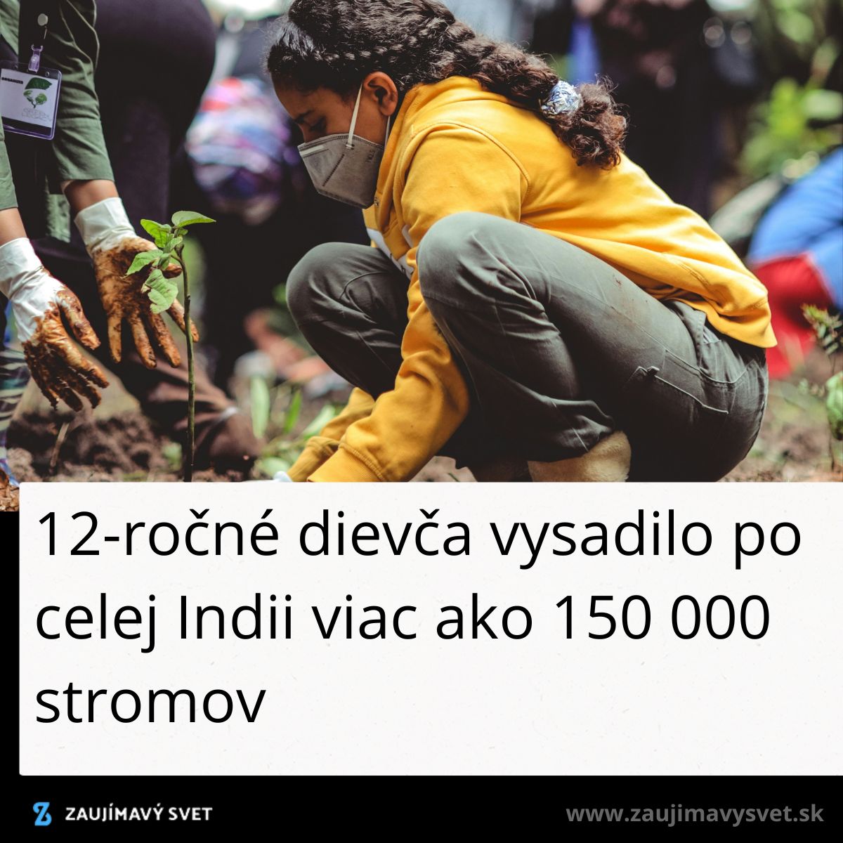 Dievča s maskou a v žltej mikine sadí stromček počas ekologickej aktivity v Indii.