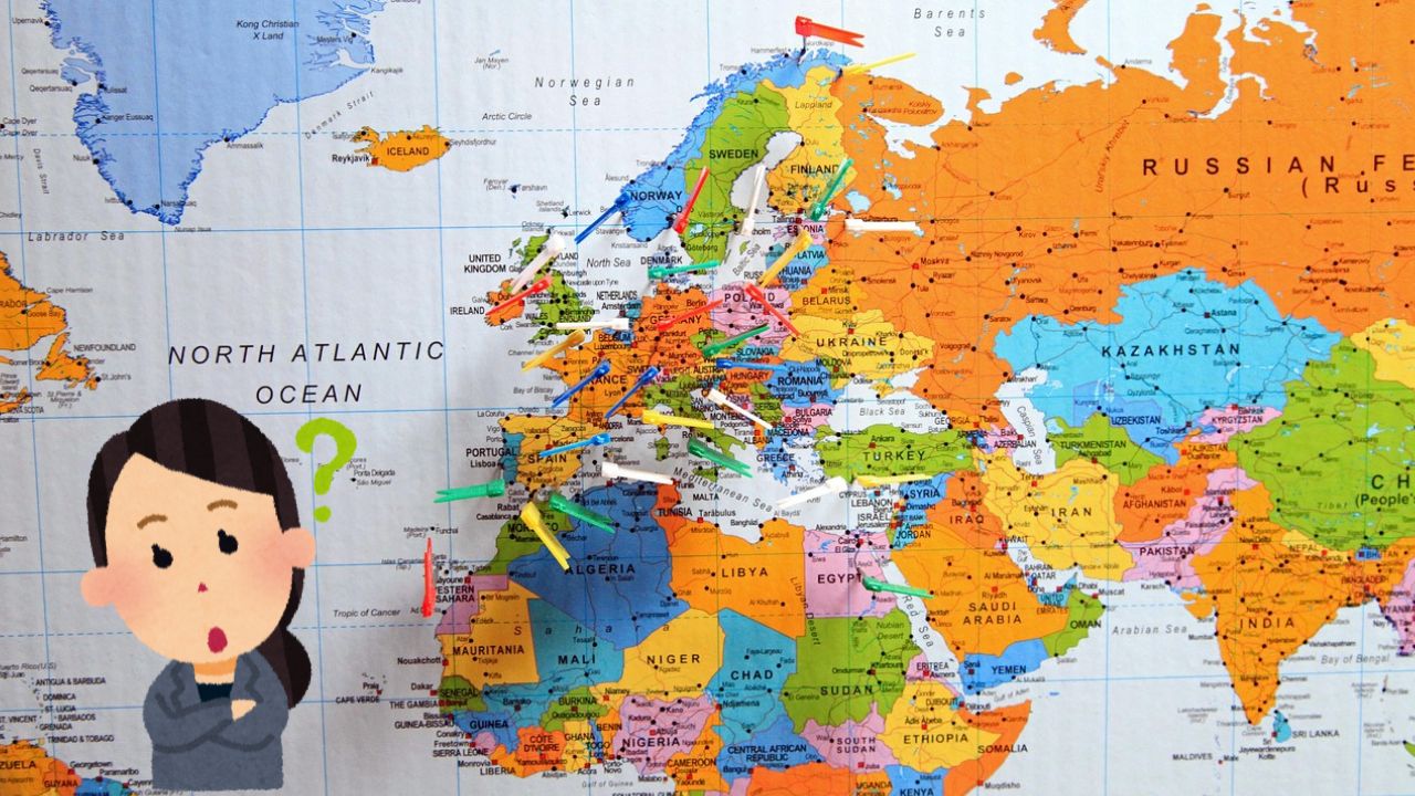 Mapa Európy s farebnými špendlíkmi a kreslenou postavičkou premýšľajúcou vedľa oceánu.