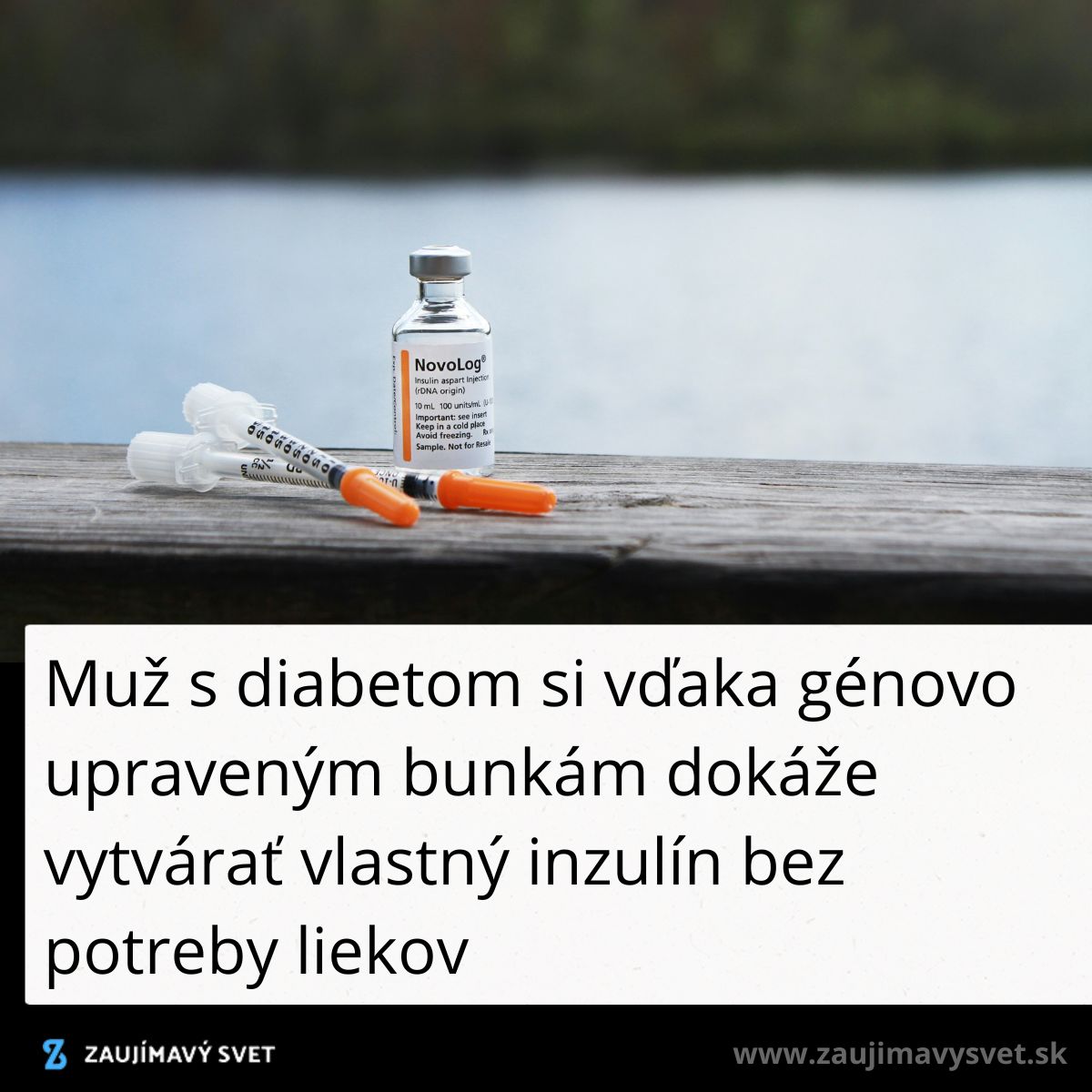 Fľaša inzulínu a injekčné striekačky položené na drevenom povrchu pri vode.