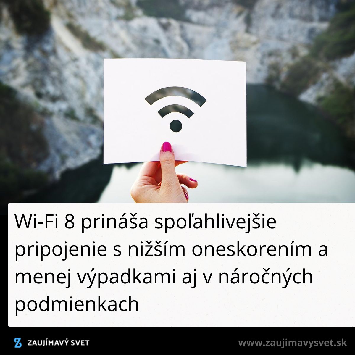 Osoba drží kartón s Wi-Fi symbolom na malebnom pozadí prírody.