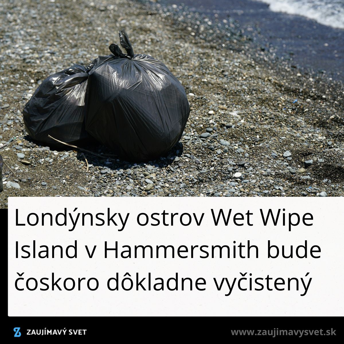 Dva čierne vrecia s odpadom na kamenistej pláži pri mori, pripravené na odvoz pri čistení.