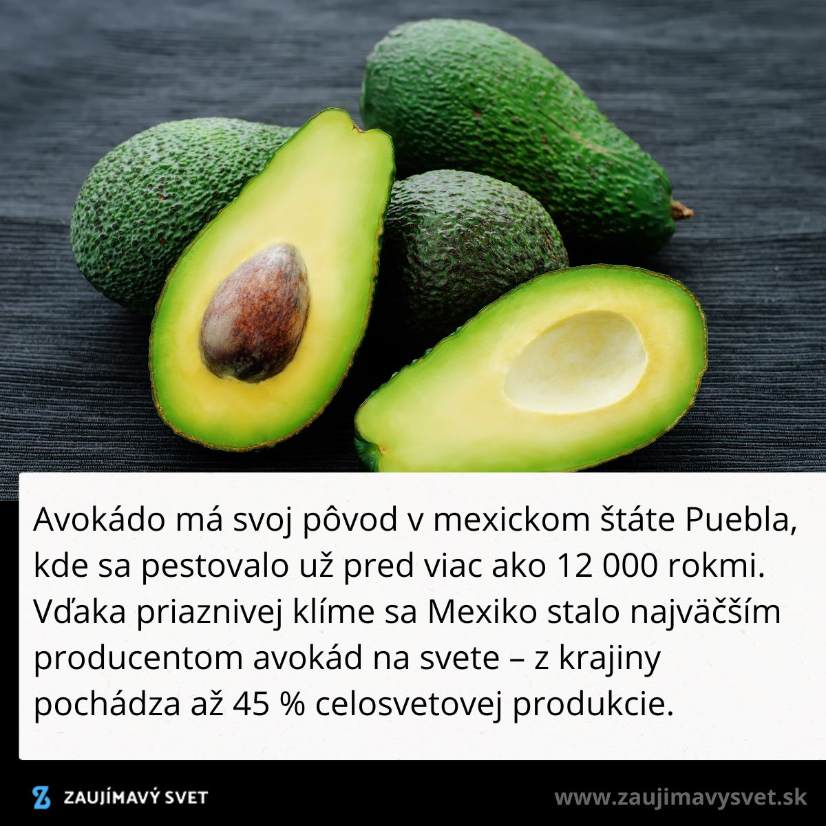 Avokáda na čiernom pozadí, celé a prepolené, ukazujúce jadro a svetlozelenú dužinu.