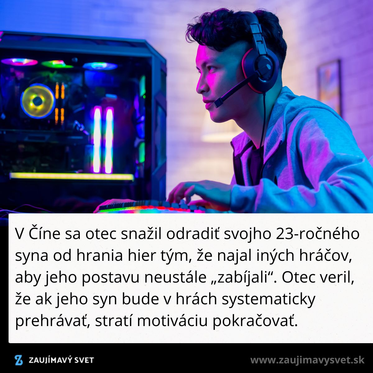 Mladík hrá hry na hernom počítači, nosí slúchadlá a sústredene sa pozerá na obrazovku.