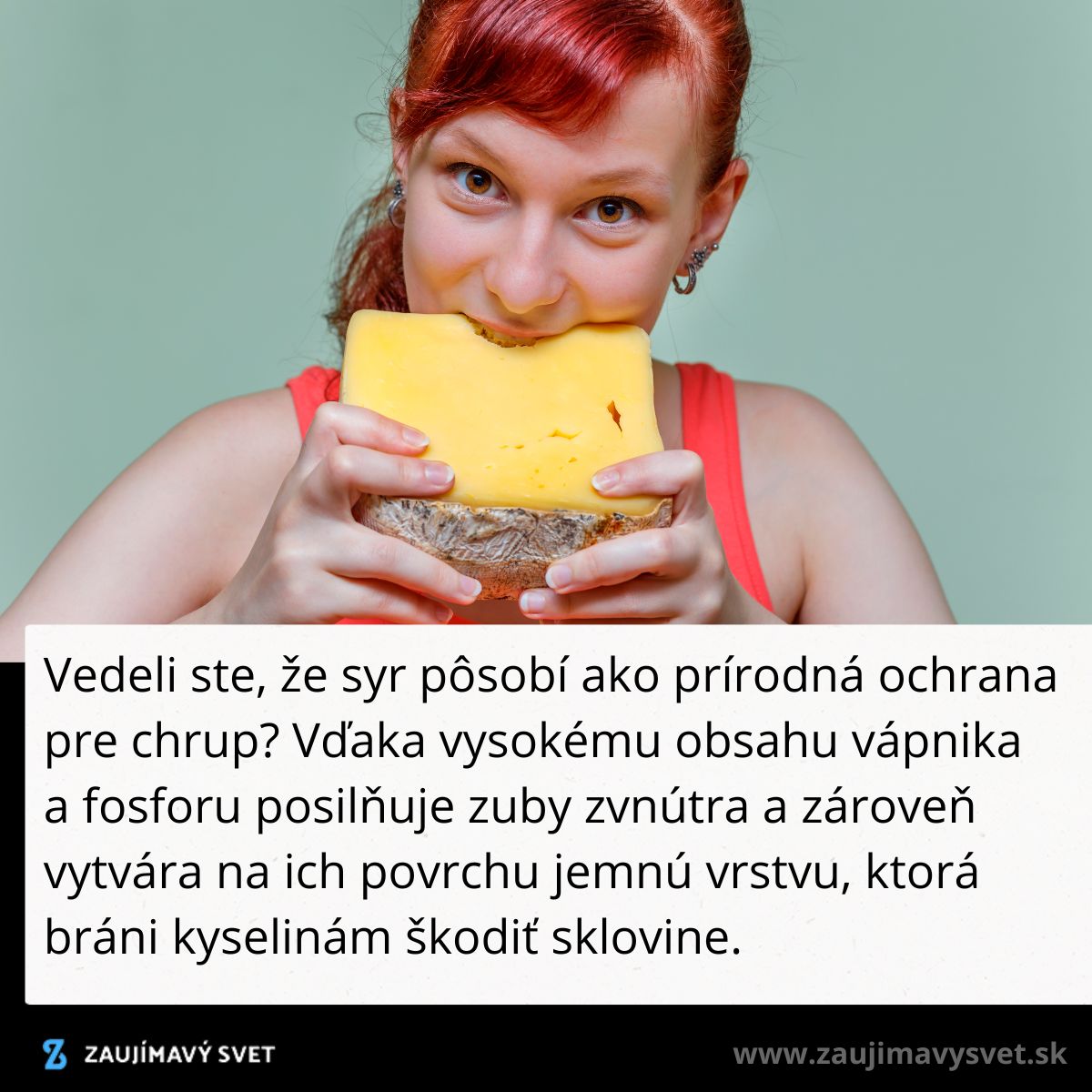 Žena drží veľký kus syra, ktorý je prírodnou ochranou zubov vďaka obsahu vápnika a fosforu.