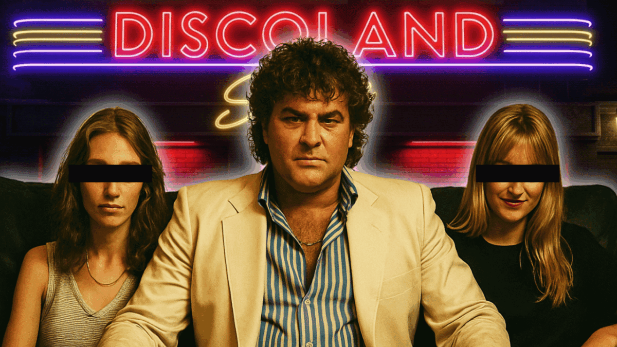 Filmová scéna z nočného klubu s Ivanom Jonákom v bielom saku a dvoma ženami, svetelný nápis Discoland v pozadí.