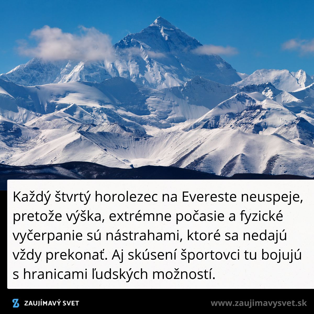 Mount Everest v zimnom slnečnom svetle, obklopený zasneženými horami a modrou oblohou.